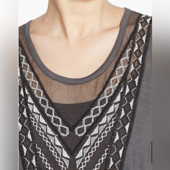 Sun & Shadow Women’s Embroidered Front Mesh Inset Keyhole Back Tank Size Medium - Picture 3 of 10